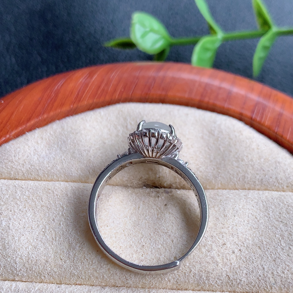 冰翡翠925银镶嵌蛋面指环，自然光实拍，翠色灵动，颜色漂亮，种老水足，品相佳，佩戴佳品！W815.27 内圈尺寸：17.5-10.5-7.3mm  裸石尺寸：7.5-6.8mm