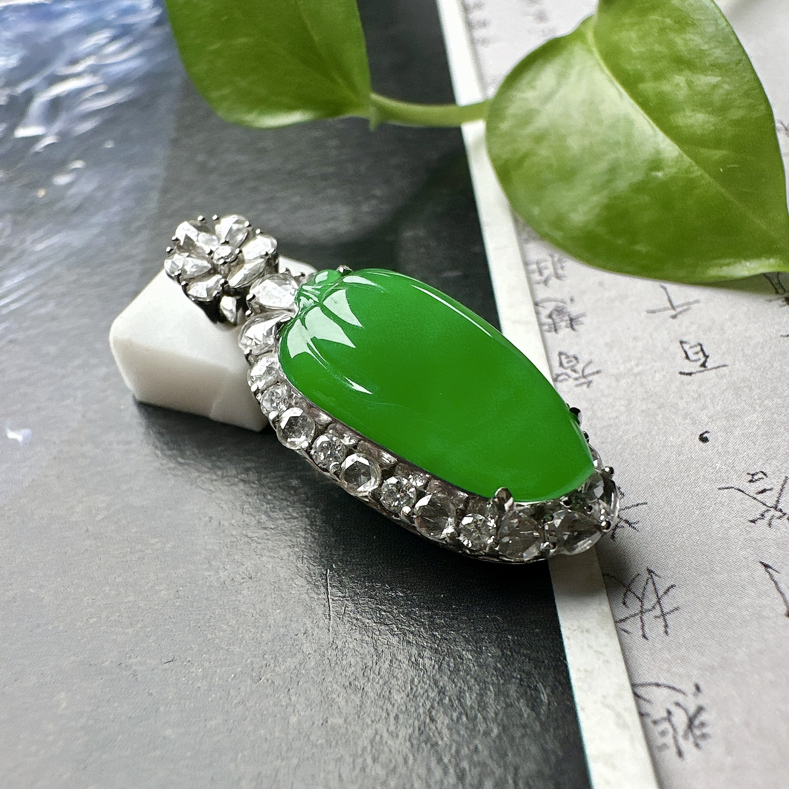 【冰种满绿福瓜吊坠】种水上乘，晶莹剔透，纯净通透，18k金钻精美镶嵌，裸石尺寸18.3*9.8*3.