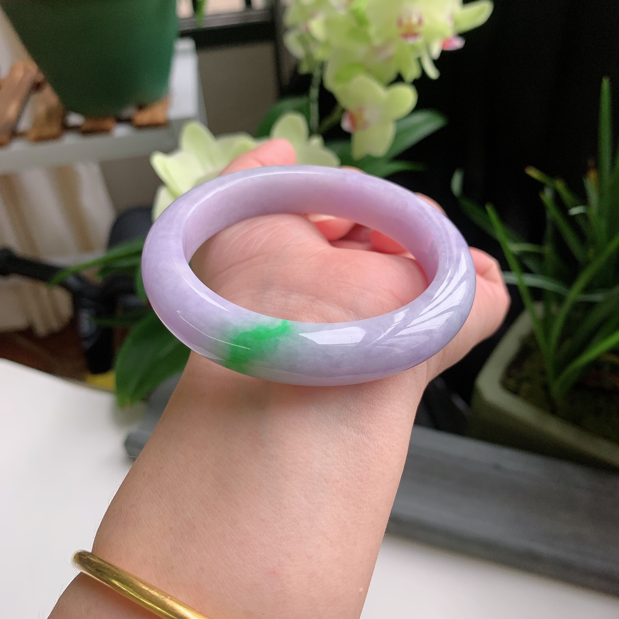 正圈57圈口，天然A货翡翠冰糯种水润春彩紫罗兰飘阳绿玉手镯，水润秀丽，飘花灵动，种水十足，视觉甜美