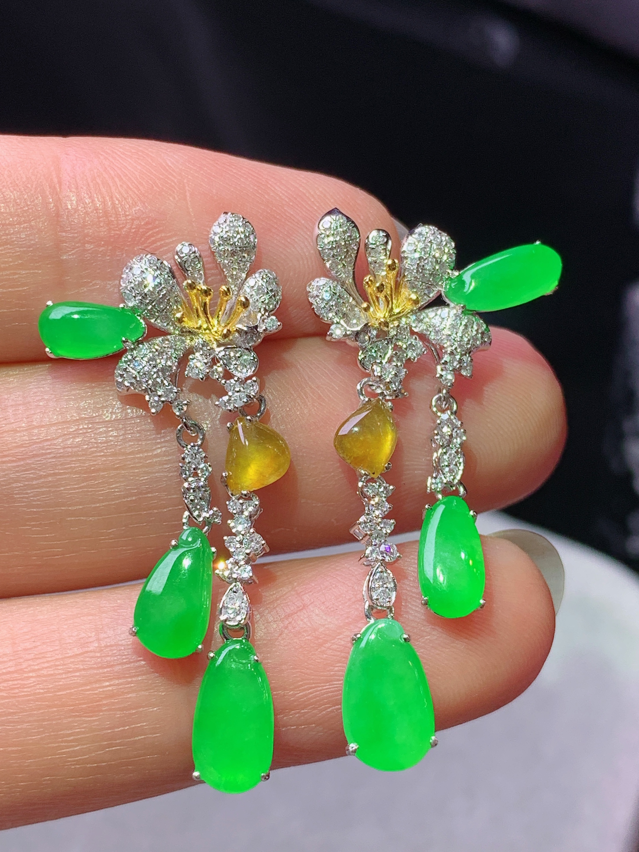 18k金钻镶嵌冰阳绿福瓜耳坠 玉质细腻 色泽艳丽清新 水润亮眼 整体尺寸34.5*14.2*3x2