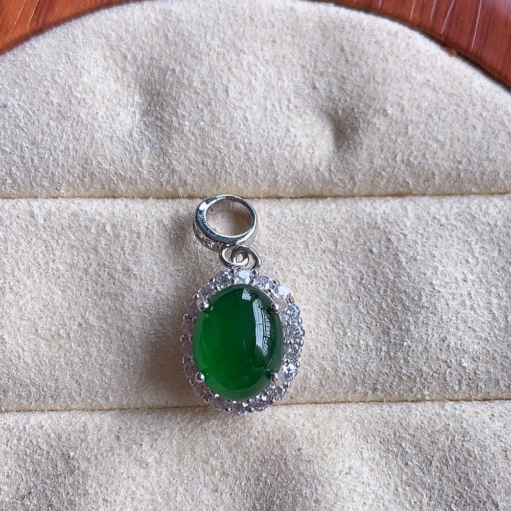 冰润飘绿蛋面翡翠吊坠，925银饰镶嵌  质地细腻，清秀高雅，饱满圆润  款式大方经典，颜色鲜艳，沁人心脾，高质量精品   W815.27  整体尺寸：20-10-7.5mm   裸石尺寸：9-7.2mm