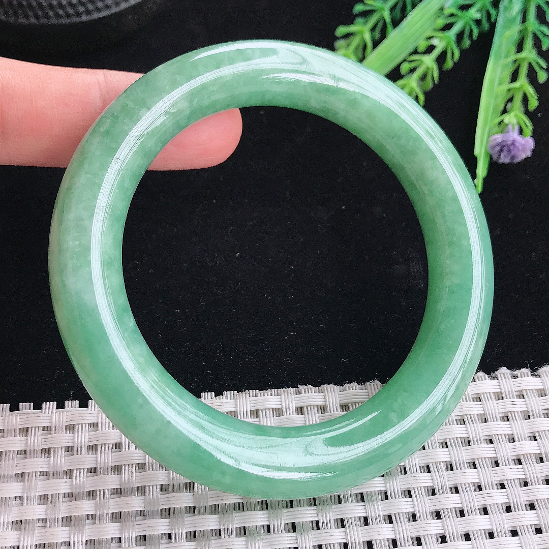 实拍A货翡翠56.5/12/11.6老坑精美冰润满绿圆条手镯翡翠玉镯平安镯