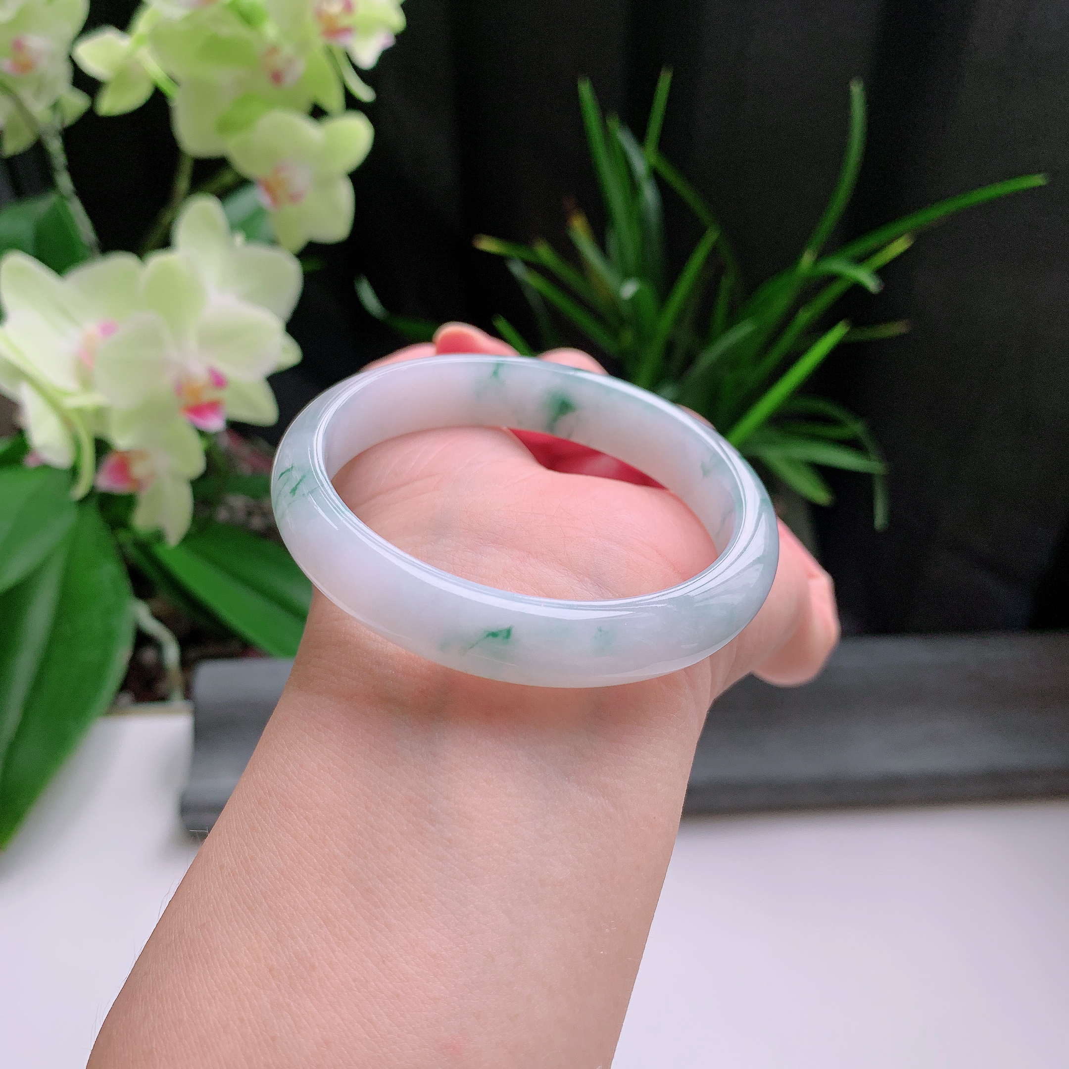 贵妃54圈口，天然A货翡翠冰糯种水润飘绿玉手镯，水润秀丽，飘花灵动，种水十足，视觉甜美可人，恰到好处的美，十分高雅耐看，条形优美，上手优雅大方。37.34