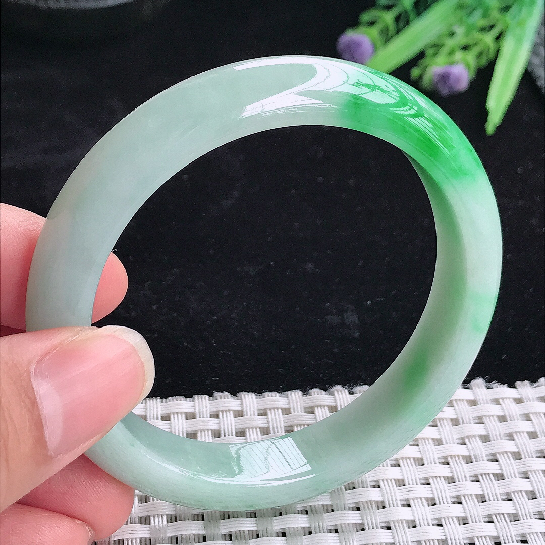 实拍A货翡翠56/12.1/8.1老坑精美辣绿飘阳绿手镯翡翠玉镯平安镯