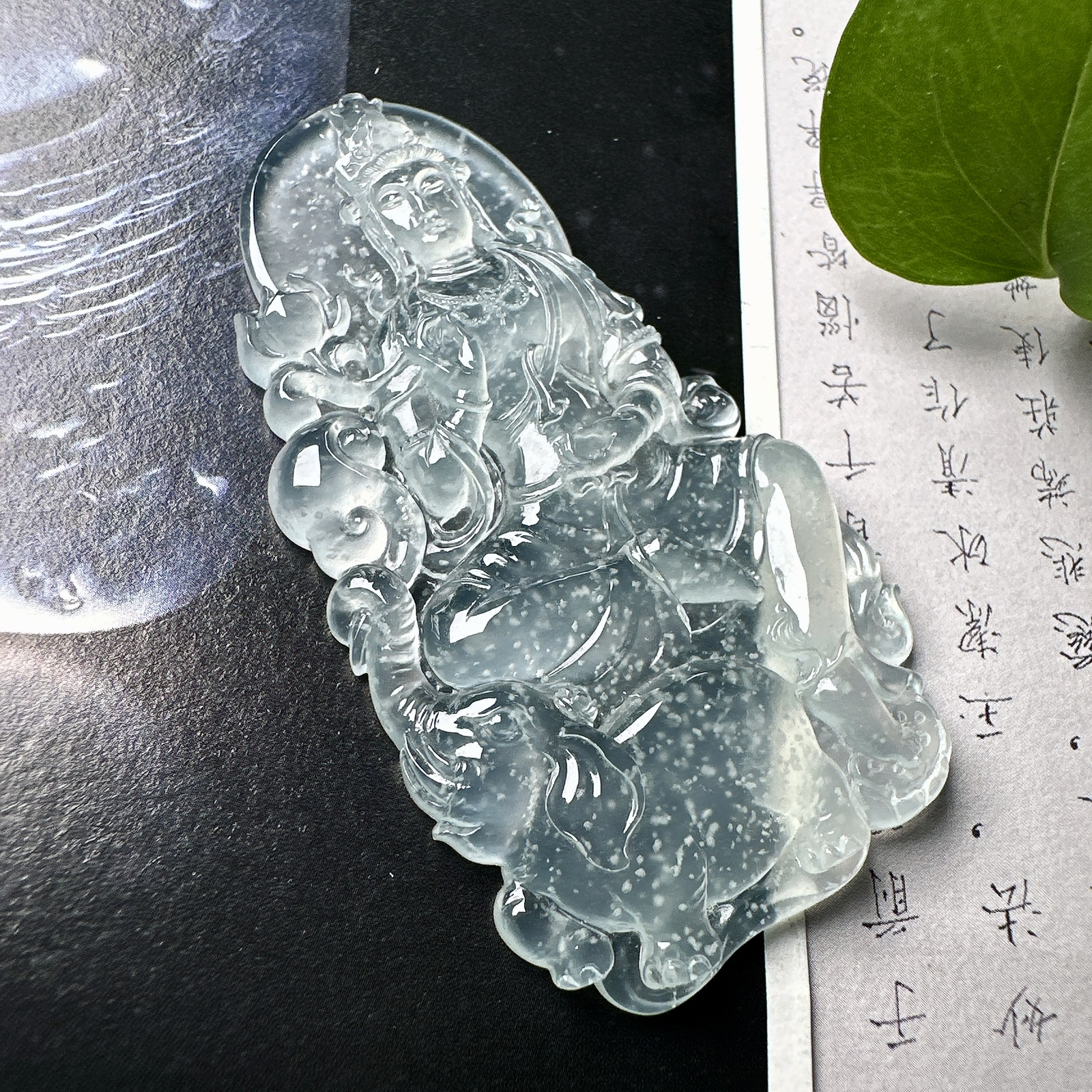 【玻璃种雪花棉普贤菩萨】木那老坑料，种老质地细腻，冰润纯净，光感好。雕工精美，是生肖龙、蛇的守护神