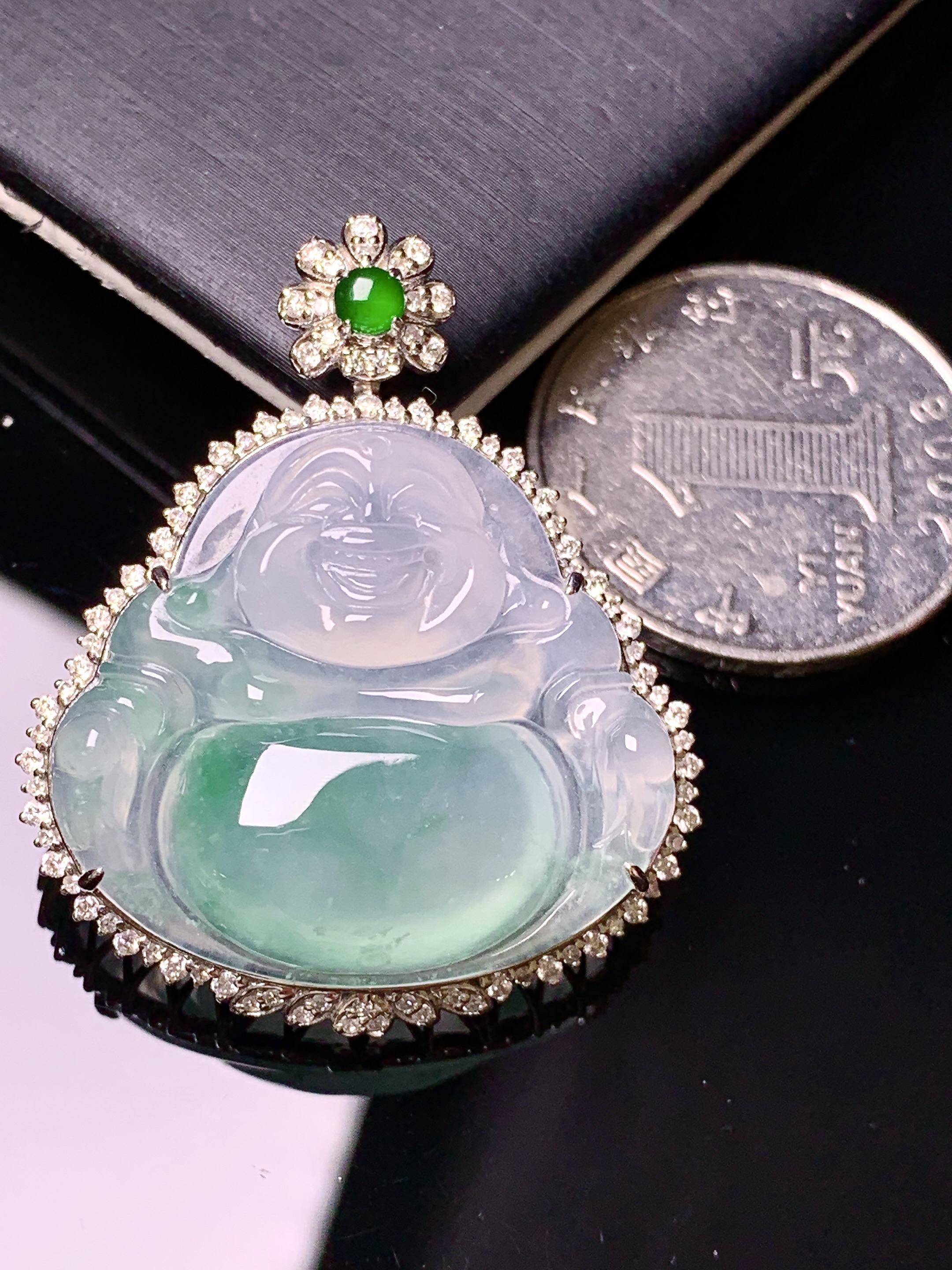 18k金钻镶嵌冰种飘绿佛公吊坠 玉质细腻 色泽艳丽清新 水润亮眼 整体尺寸38.5*31.8*10.6x1