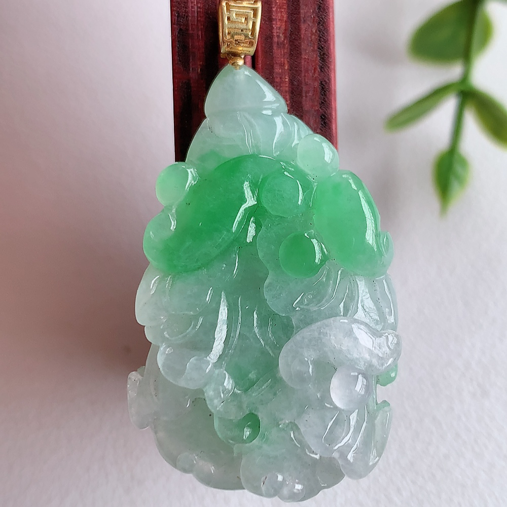 18k金扣冰润飘绿白菜吊坠  玉质细腻，巧雕白菜，叶脉纹理细密，饱和紧密;茎叶粗壮有力，白菜”音通“百财”，“玉”通“遇”，合起来就是“遇百财”之意，寄予事业生活中财源广进，一帆风顺 W03.27 尺寸：35-22-11mm