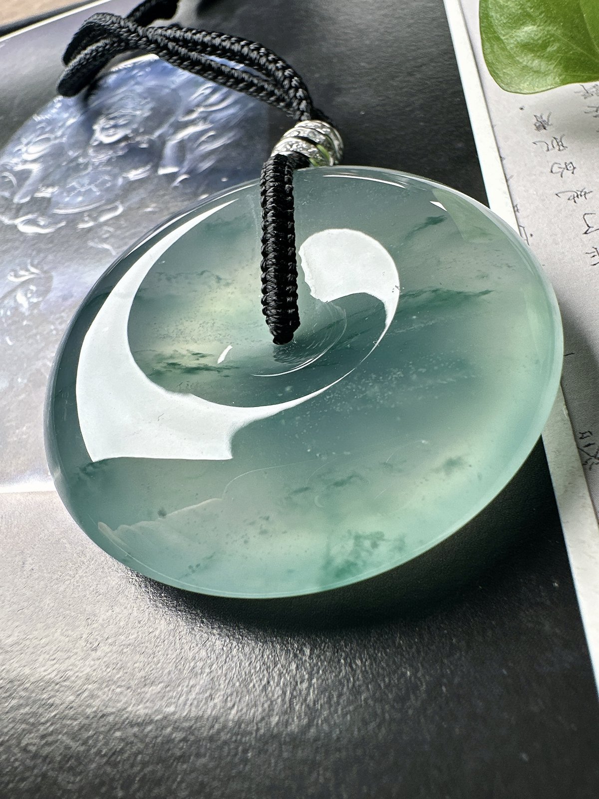 【冰种飘花巨无霸平安扣】质地非常细腻，冰润十足，种老冰透，花色灵动，收藏品质。