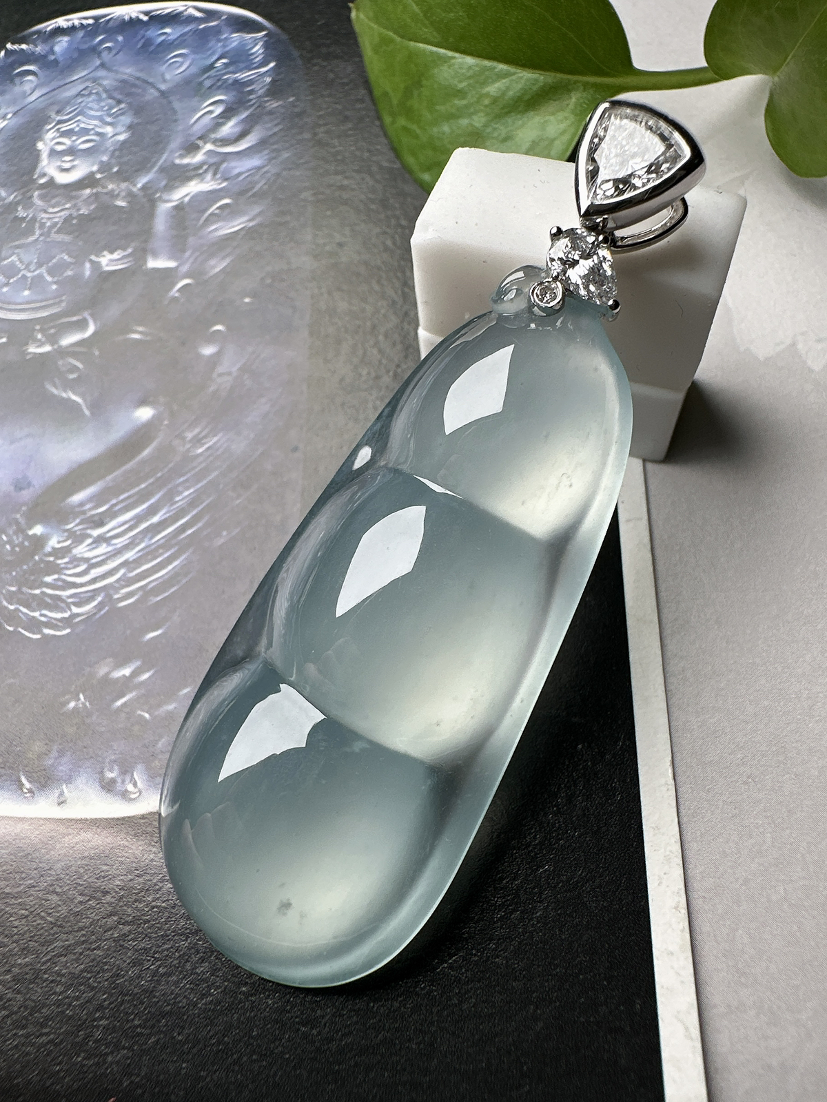 【冰种天空蓝福豆吊坠】种地上乘，冰感十足，通透起光，饱满圆润，收藏品质，18k金钻镶嵌，裸石尺寸53.2*23.5*10.1毫米