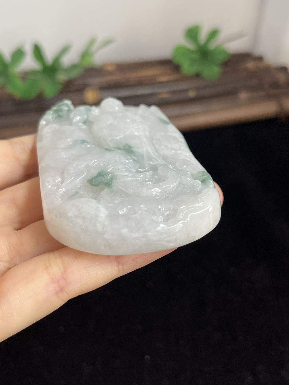 翡翠糯化种飘绿吊坠，配珠未测