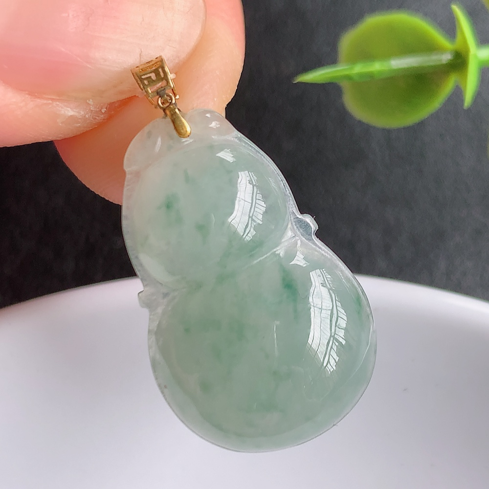 18k金扣冰润飘花葫芦翡翠吊坠  寓意“福禄双全，加官进爵，财源滚滚” 莹润通透，抱满大气  清新脱俗    W449.27尺寸：24.3-15.6-5.3mm