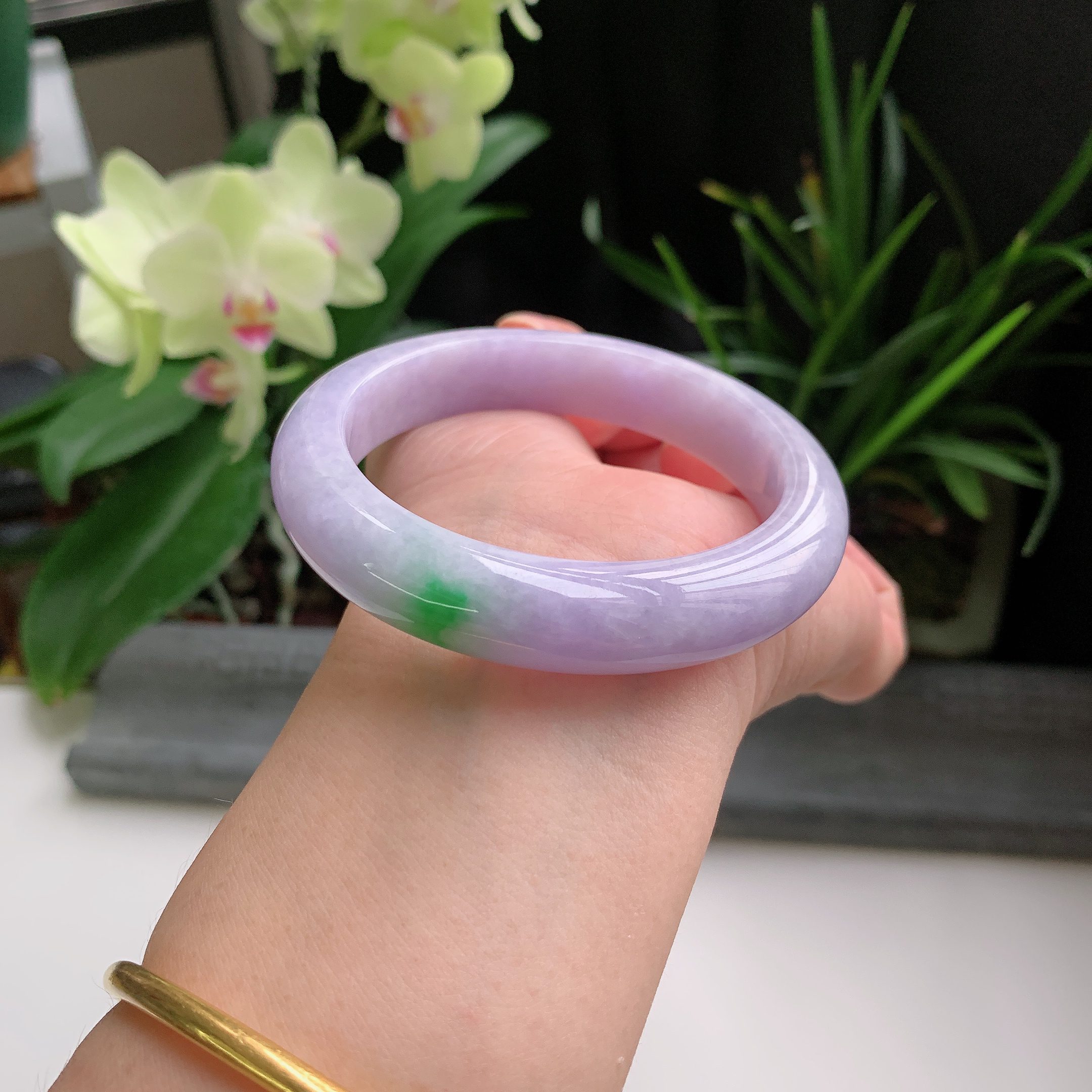 正圈57圈口，天然A货翡翠冰糯种水润春彩紫罗兰飘阳绿玉手镯，水润秀丽，飘花灵动，种水十足，视觉甜美可人，恰到好处的美，十分高雅耐看，条形优美，上手优雅大方。65.84