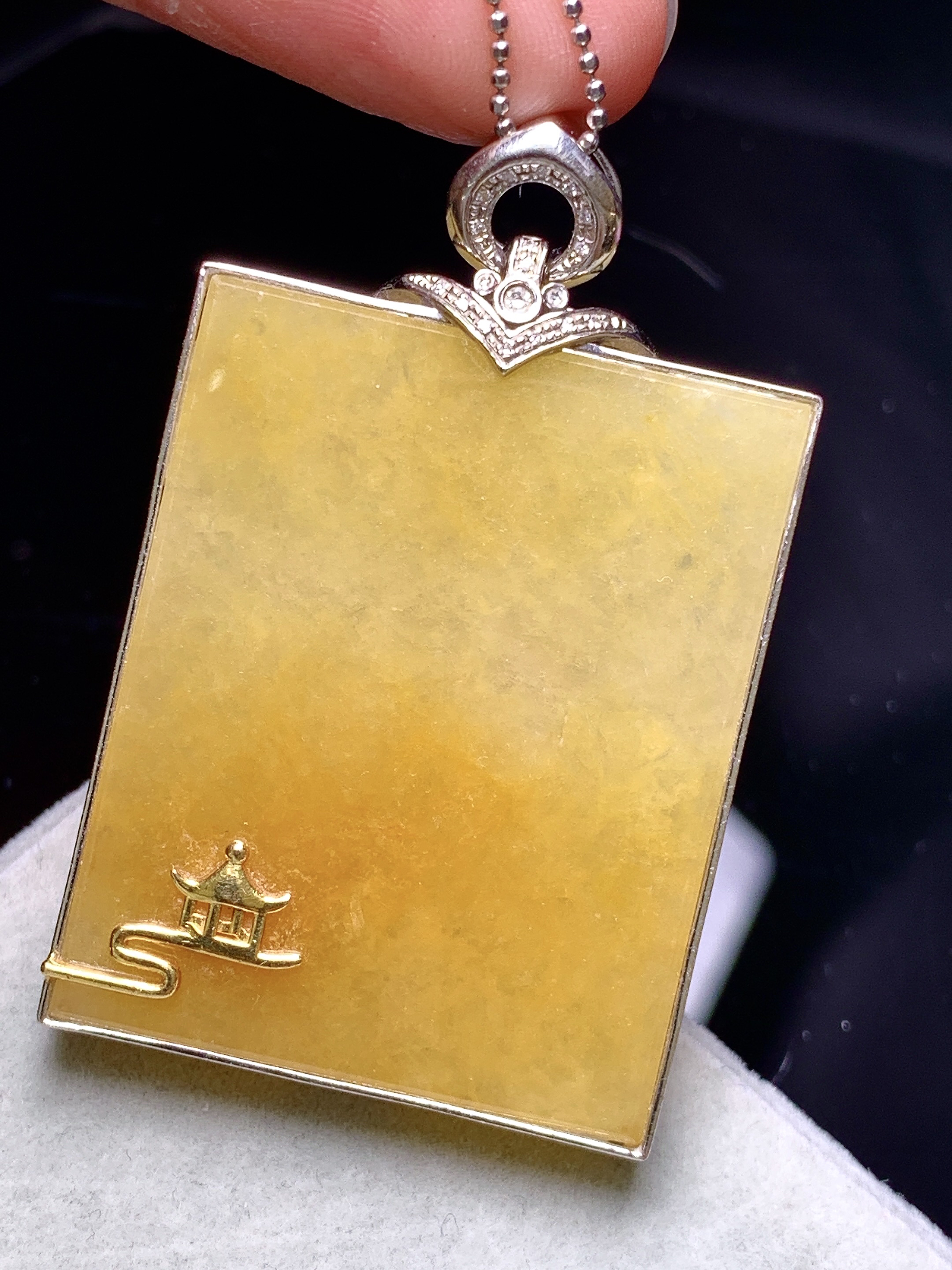 18k金钻镶嵌黄翡无事牌吊坠 玉质细腻 色泽艳丽清新 水润亮眼 整体尺寸48*30*6b1