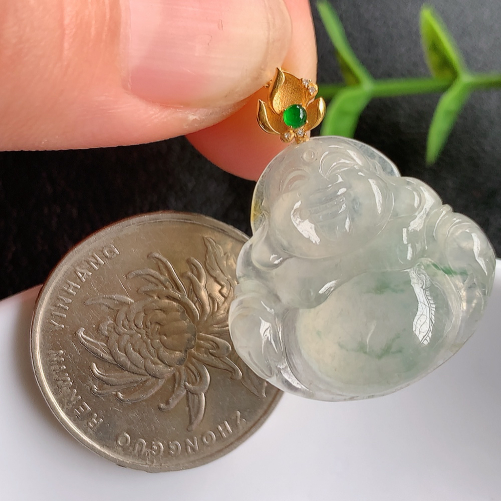 18k金扣冰润飘花佛公挂件 玉质细腻  精雕弥勒佛，笑佛福耳垂肩，面相喜庆，开怀大笑，憨态可掬。惟妙惟肖，寓意福禄双全，吉祥美满，笑口常开 W03.27  尺寸：23-23.5-6mm