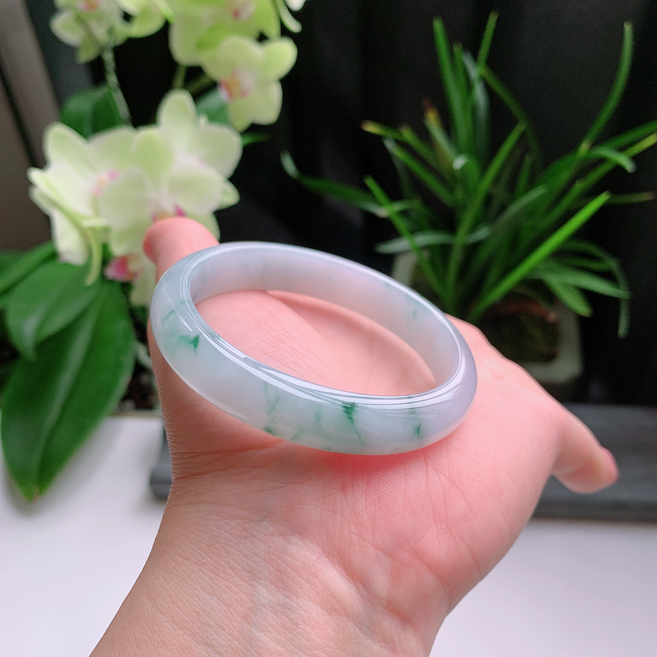 贵妃54圈口，天然A货翡翠冰糯种水润飘绿玉手镯，水润秀丽，飘花灵动，种水十足，视觉甜美可人，恰到好