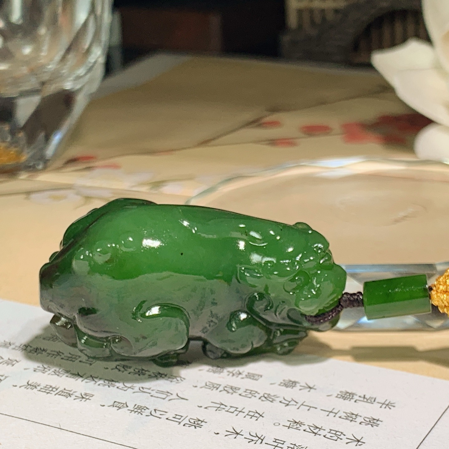 和田玉红皮料阳绿俄罗斯碧玉招财貔貅挂件。尺寸40/21/21重33克 玉质细腻油润。手推出油。佩戴高端典雅。lt260428