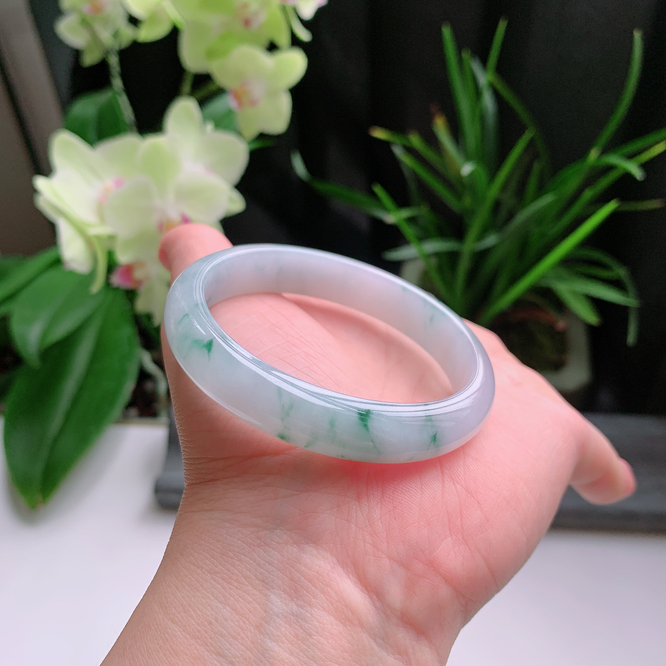 贵妃54圈口，天然A货翡翠冰糯种水润飘绿玉手镯，水润秀丽，飘花灵动，种水十足，视觉甜美可人，恰到好