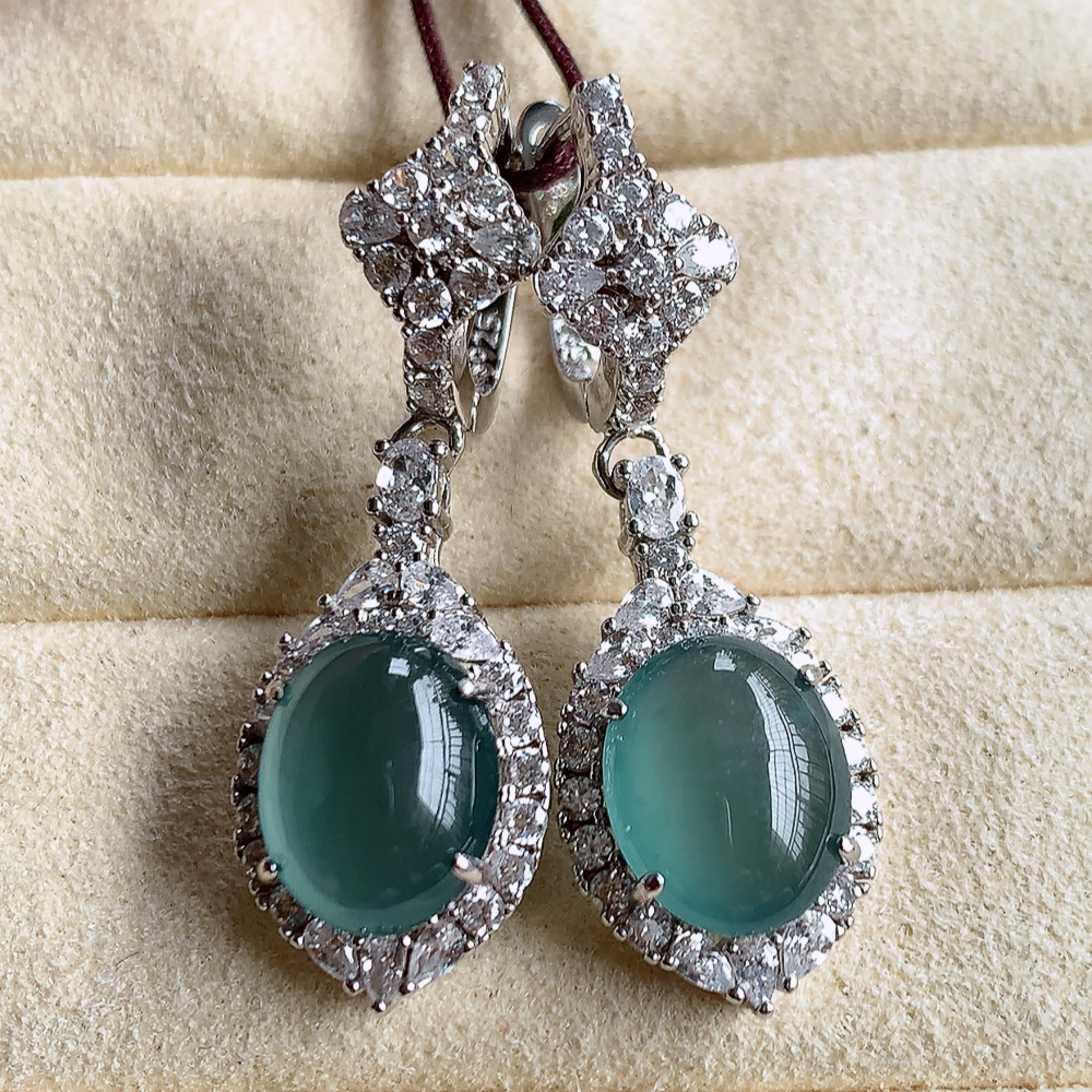 冰晴水翡翠925银镶嵌蛋面耳坠，自然光实拍，翠色灵动，颜色漂亮，种老水足，品相佳，佩戴佳品！W815