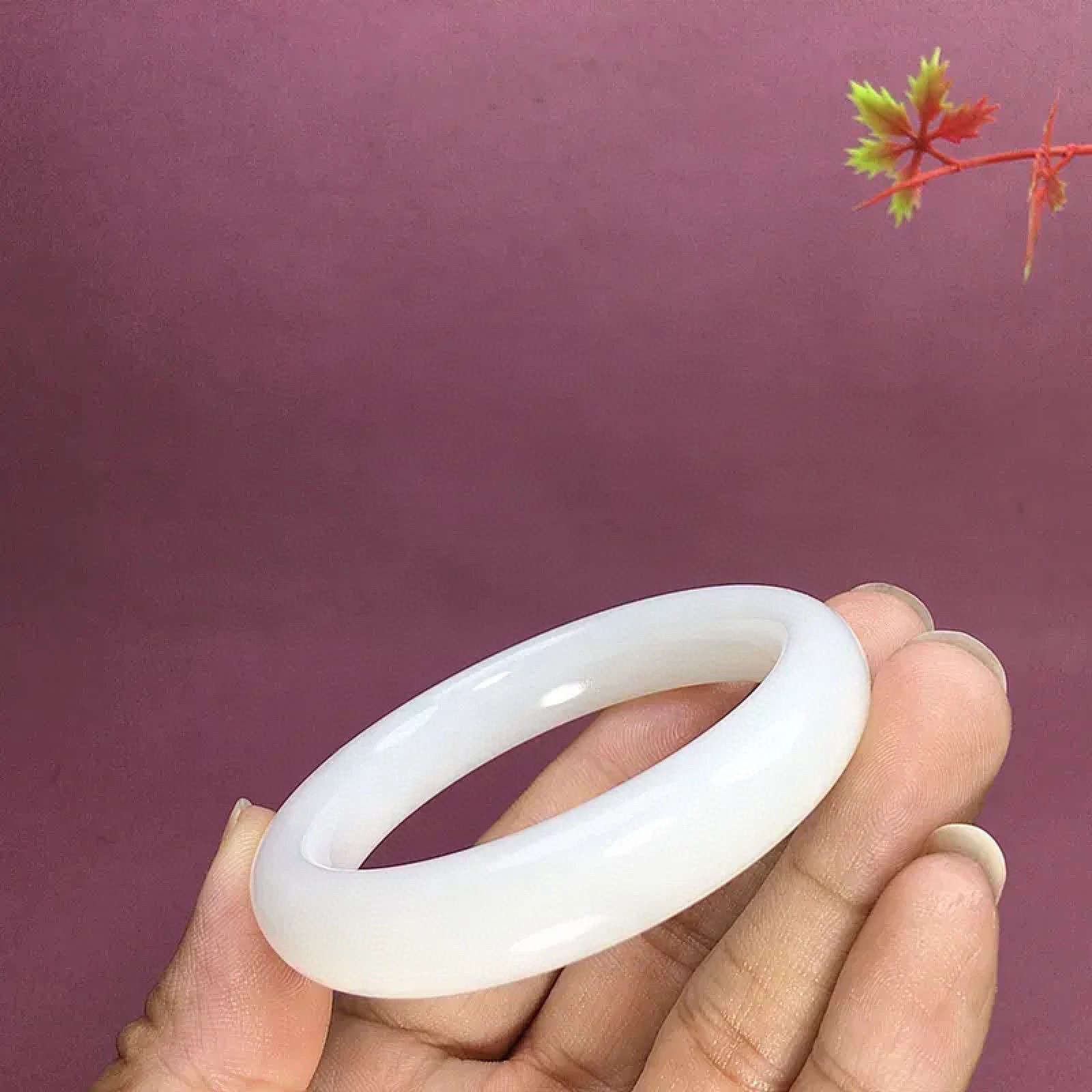 59圈口和田玉羊脂白手镯，镯型古朴典雅。在诗情画意的雨巷相遇，你是我腕间的一抹风情，有你眸有深情.清风荡漾湖间静水，我愿俯身低眉，在烟波涟漪处寻