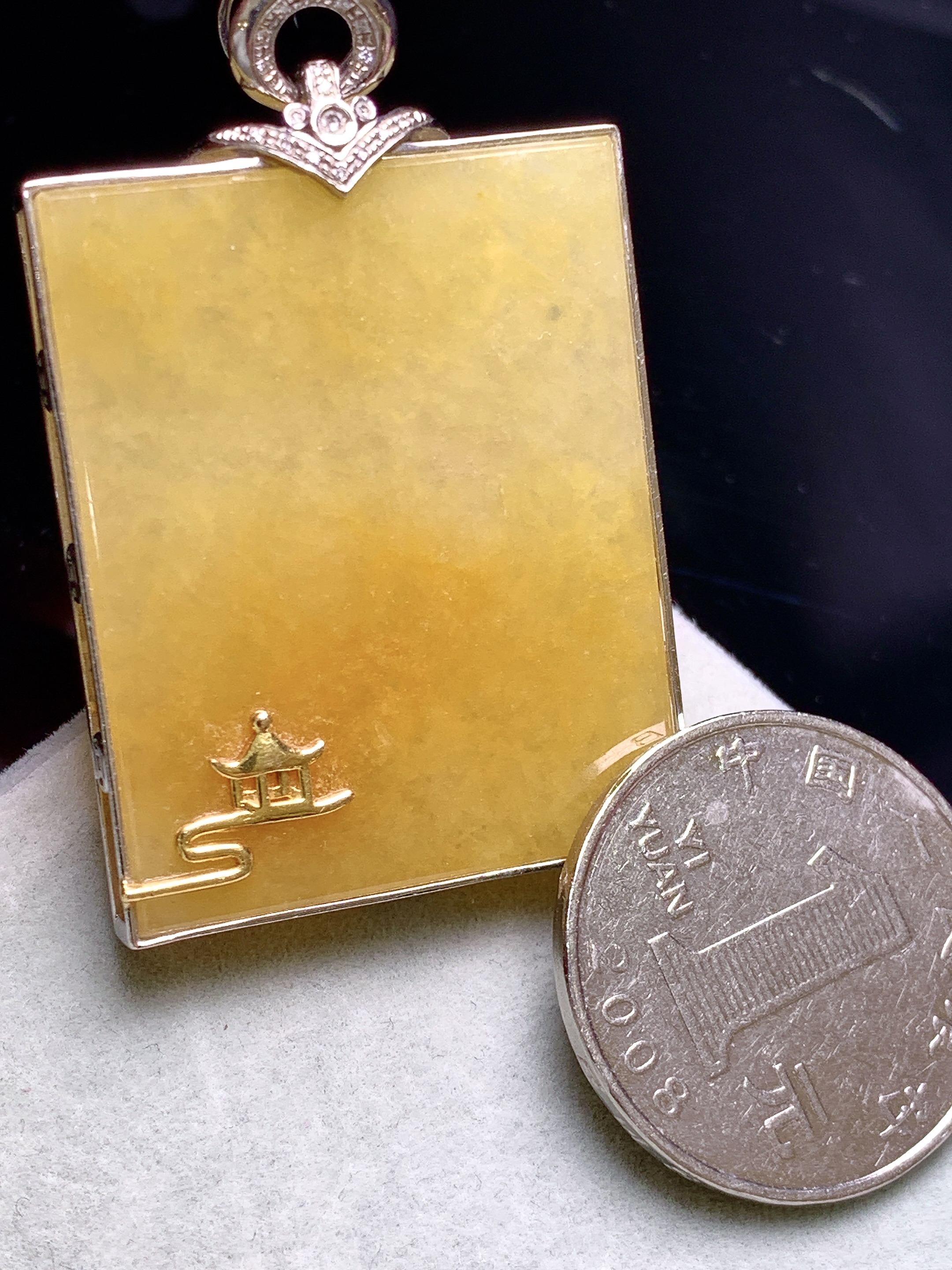 18k金钻镶嵌黄翡无事牌吊坠 玉质细腻 色泽艳丽清新 水润亮眼 整体尺寸48*30*6b1