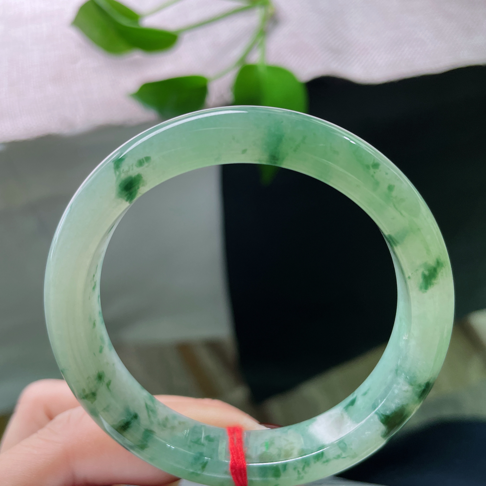 54.8/12/8.2，飘花正圈，花色分布疏密有致，如晴空薄雾，衬花如游鱼。一点皮纹，ss50031