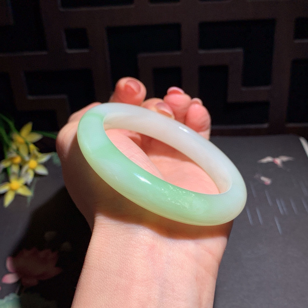 和田玉59圈口翠青手镯！玉质细腻油润 底色纯净 无裂无黑 脂粉好，品质高