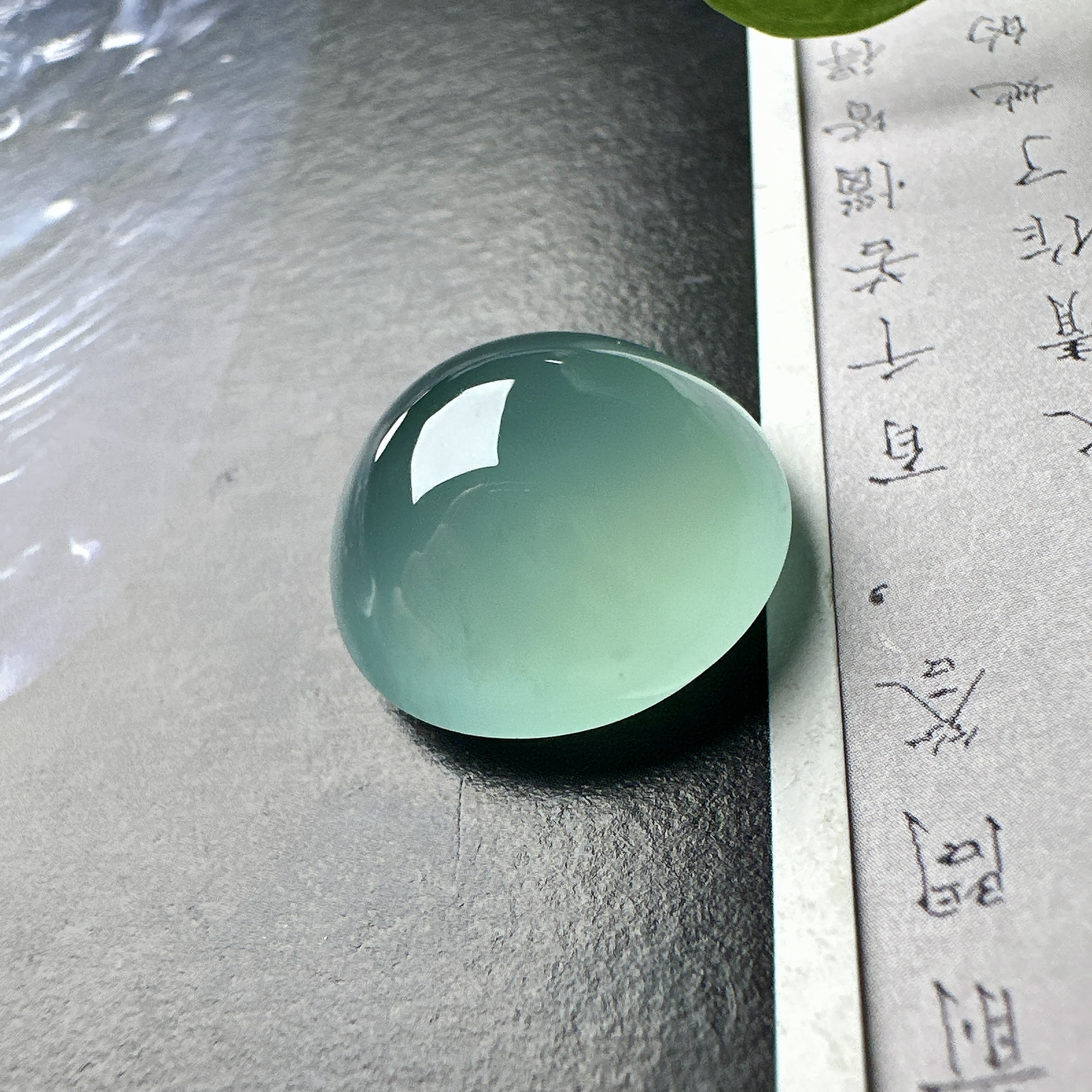 【冰种天空蓝蛋面裸石】质地非常细腻干净，冰润十足，种老冰透，收藏品质