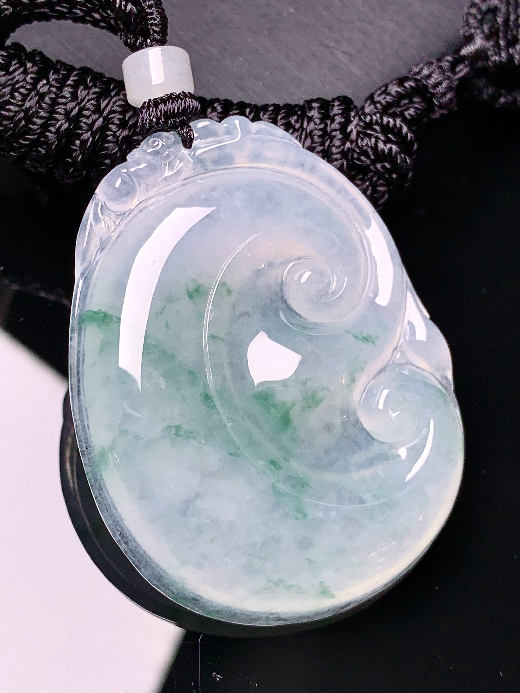 冰种飘绿如意吊坠 玉质细腻 色泽艳丽清新 水润亮眼 整体尺寸48*37.2*5.8x1