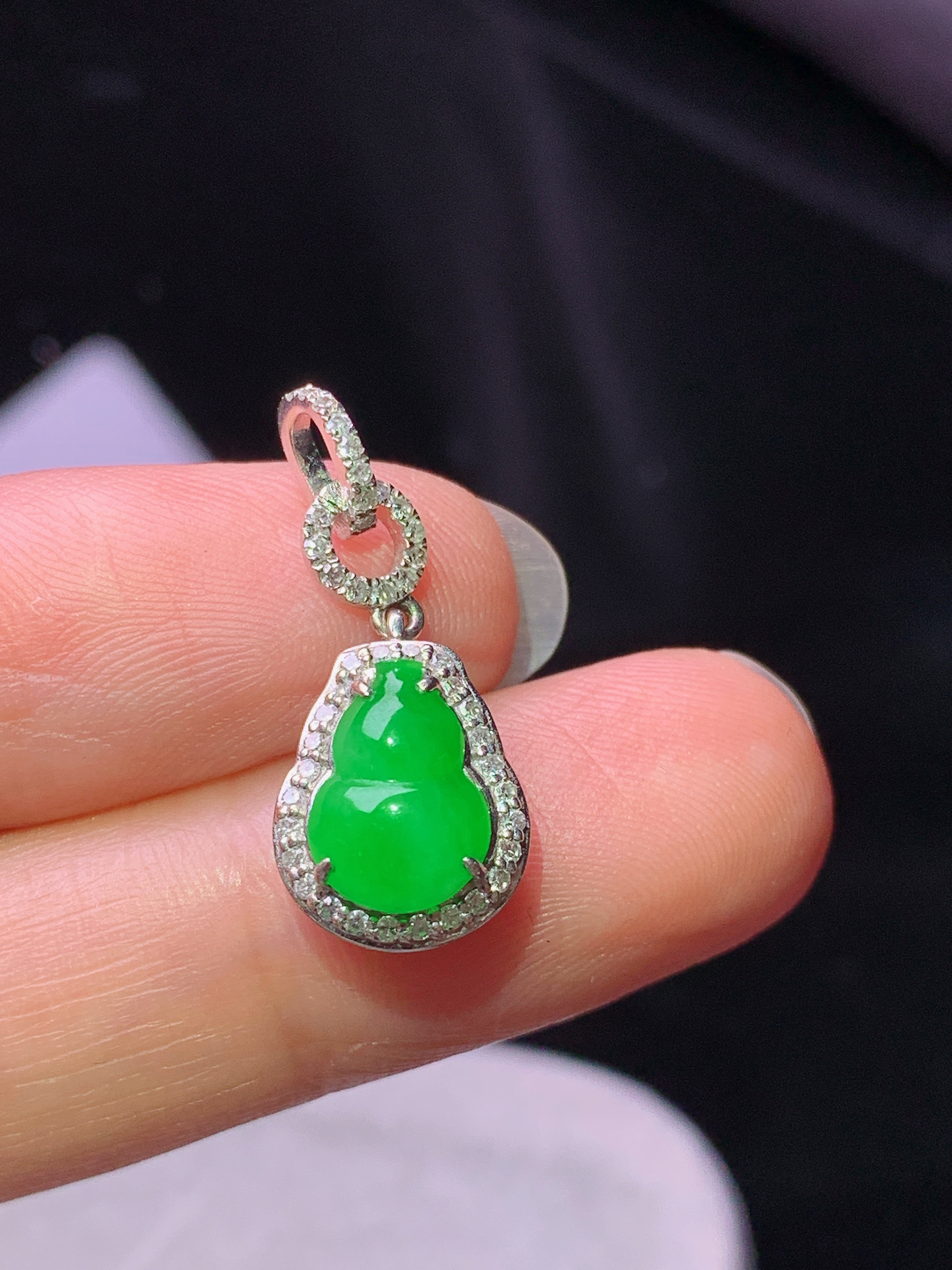 18k金钻镶嵌阳绿葫芦吊坠 玉质细腻 色泽艳丽清新 水润亮眼 整体尺寸23*9.7*6.2m2