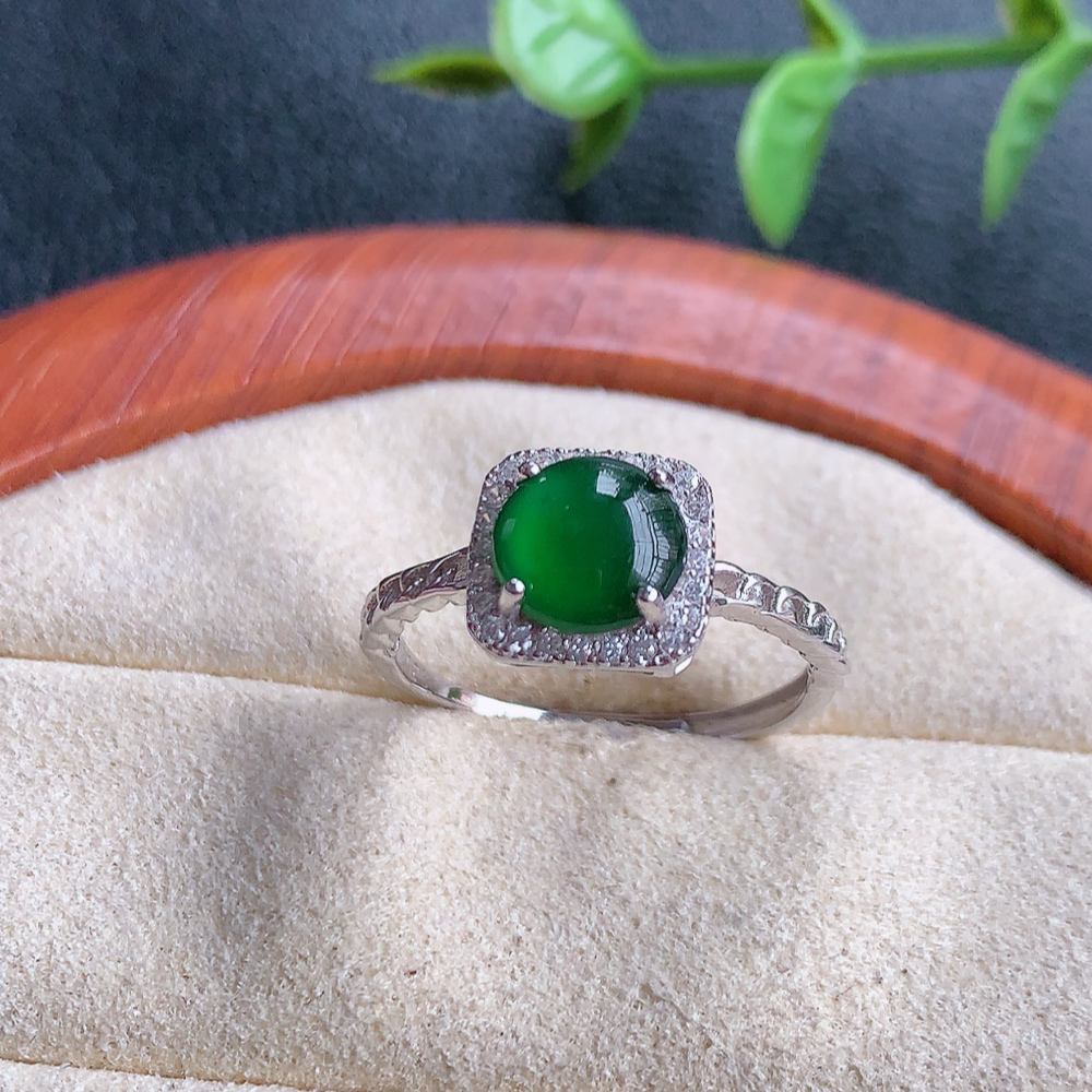 冰润满绿精美环形翡翠戒指  玉质细腻  冰清玉润  飘花灵动  颜色漂亮  W815.27  内径尺寸：18-8.8-5mm  裸石尺寸：7mm