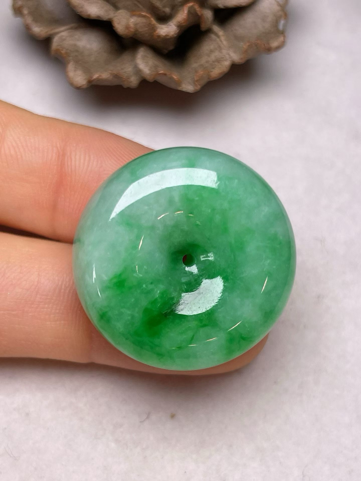 冰糯种辣色【平安扣】吊坠、种水好，玉质细腻 ，卖相好.