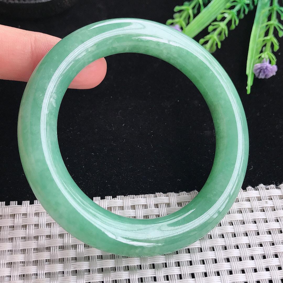 实拍A货翡翠56.5/12/11.6老坑精美冰润满绿圆条手镯翡翠玉镯平安镯