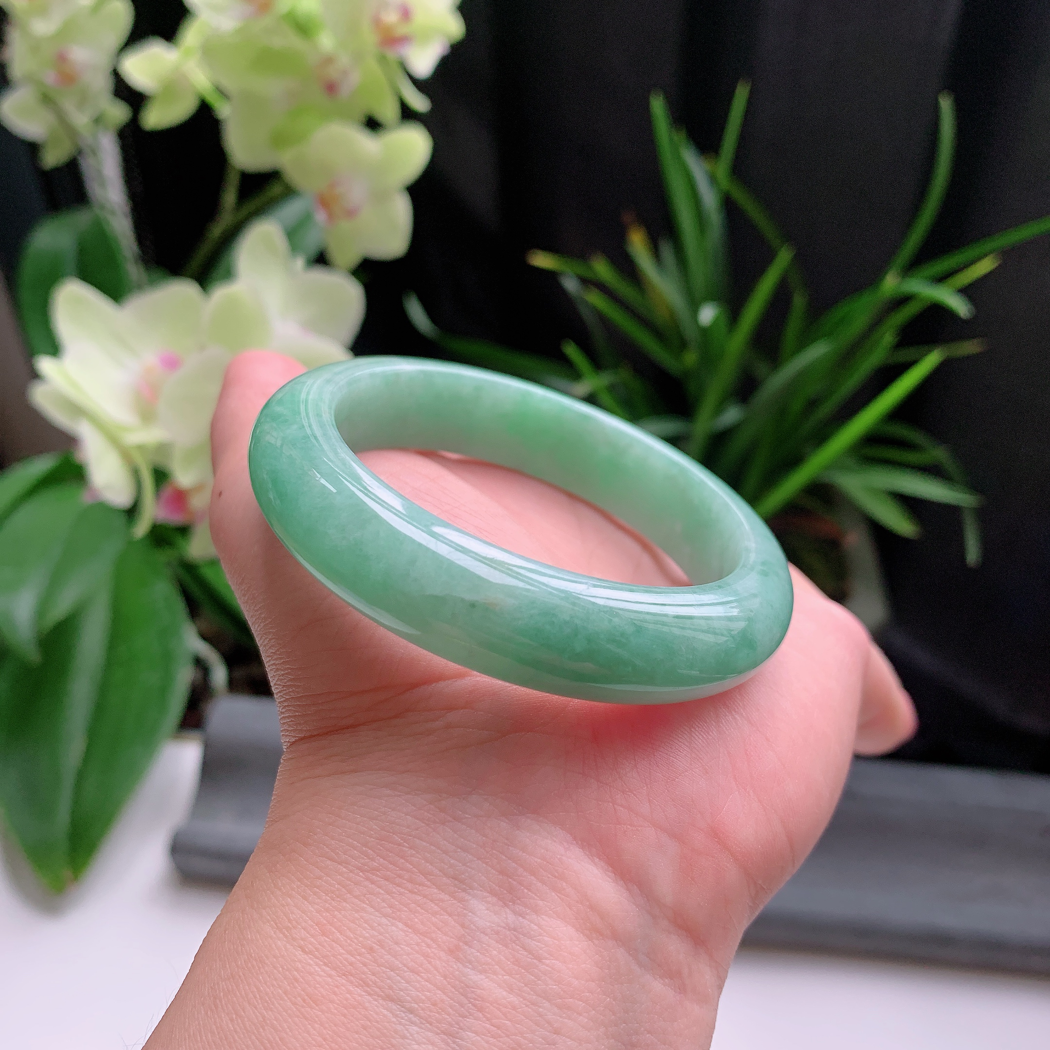 正圈53圈口，天然A货翡翠冰糯种水润满色果绿玉手镯，水润秀丽，飘花灵动，种水十足，视觉甜美可人，恰到好处的美，十分高雅耐看，条形优美，上手优雅大方。62.10