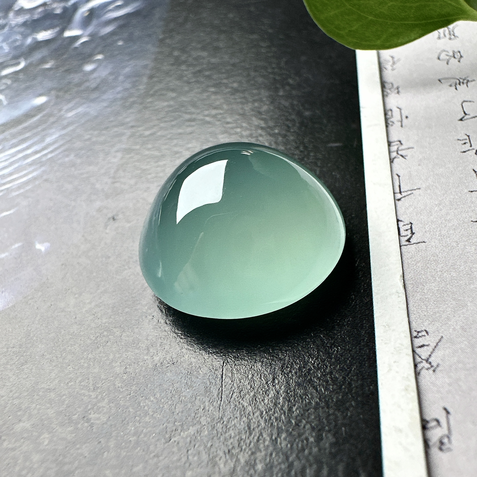 【冰种天空蓝蛋面裸石】质地非常细腻干净，冰润十足，种老冰透，收藏品质