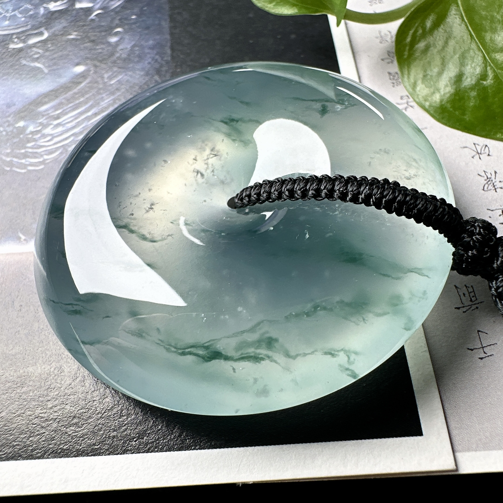 【冰种飘花巨无霸大平安扣】质地非常细腻，冰润十足，种老冰透，花色灵动，收藏品质。