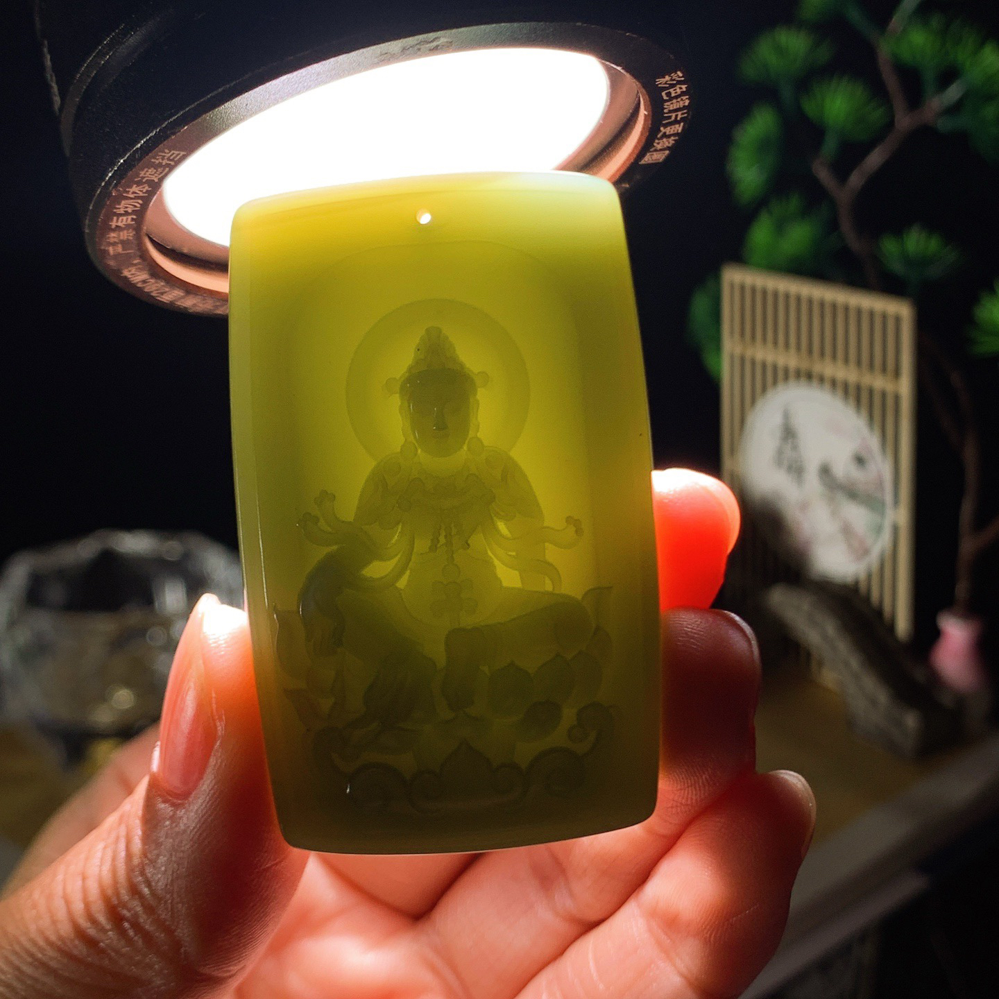 新疆和田玉沙枣青坐莲观音牌子挂件。尺寸55/34/10重43克 玉质细腻油润。手推出油。佩戴高端典雅。lt260428