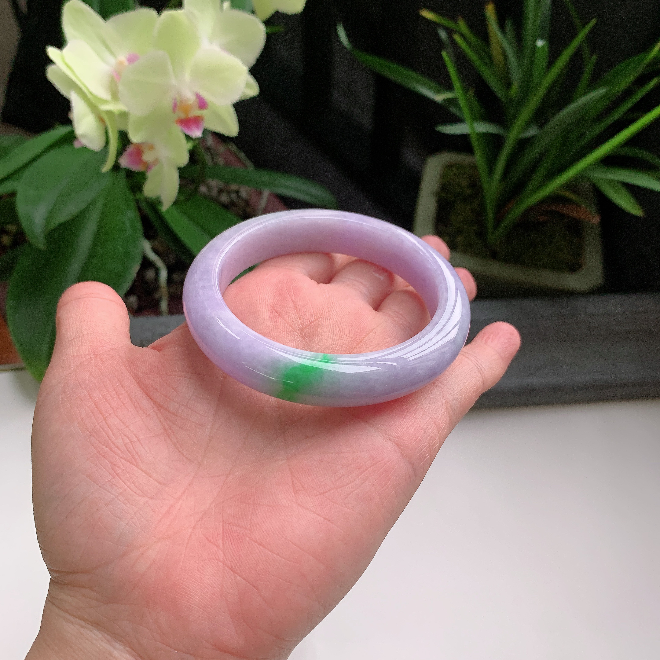 正圈57圈口，天然A货翡翠冰糯种水润春彩紫罗兰飘阳绿玉手镯，水润秀丽，飘花灵动，种水十足，视觉甜美可人，恰到好处的美，十分高雅耐看，条形优美，上手优雅大方。65.84