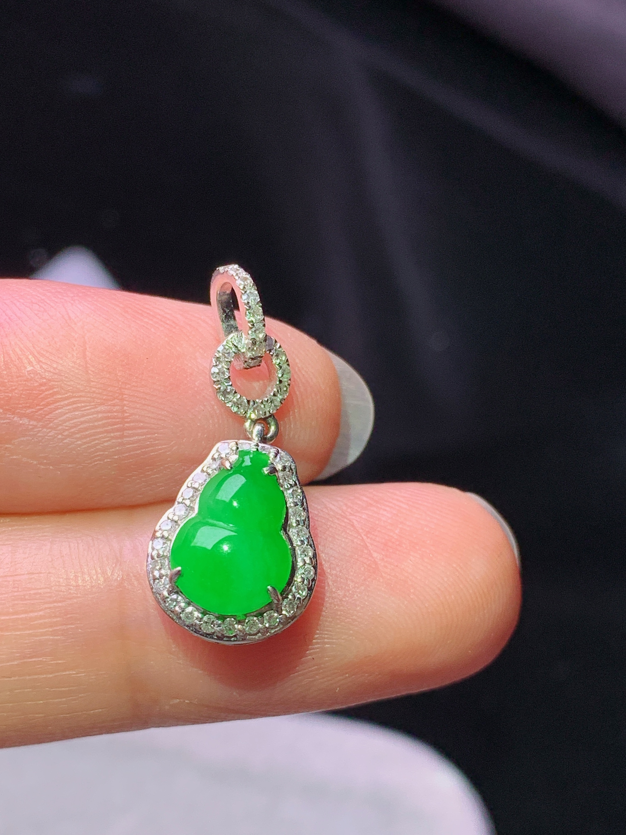 18k金钻镶嵌阳绿葫芦吊坠 玉质细腻 色泽艳丽清新 水润亮眼 整体尺寸23*9.7*6.2m2