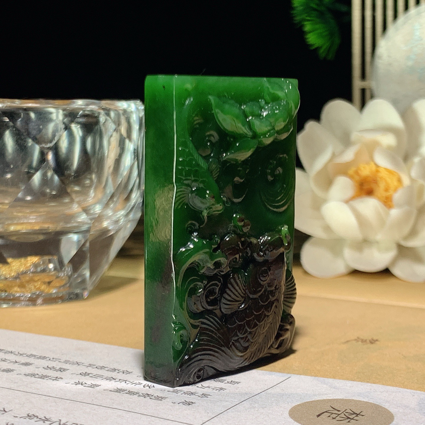 和田玉红皮料阳绿俄罗斯碧玉连年有余鱼牌子挂件。尺寸52/32/11重45克 玉质细腻油润。手推出油。