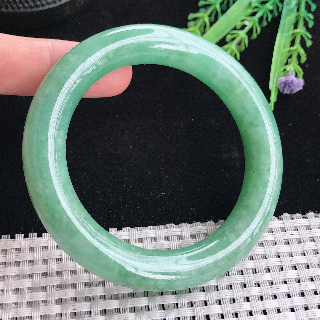 实拍A货翡翠56.5/12/11.6老坑精美冰润满绿圆条手镯翡翠玉镯平安镯