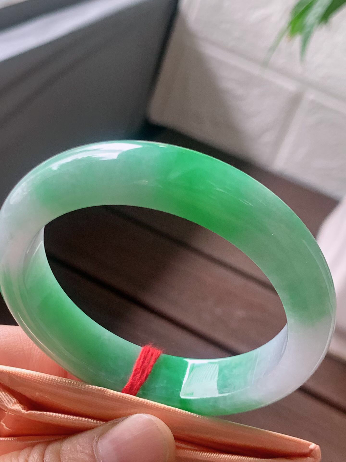 【翡翠名称】老种冰飘阳绿52.8正圈口手镯
【翡翠尺寸】52.8/12.3/8.3mm适合51.8-54正圈口佩戴
【翡翠描述】宝贝种老水足，玉质细腻，色泽靓丽，性价比高，佩戴效果好！
【其它赠送】权威证书/精美挂绳盒子/支持全国复检