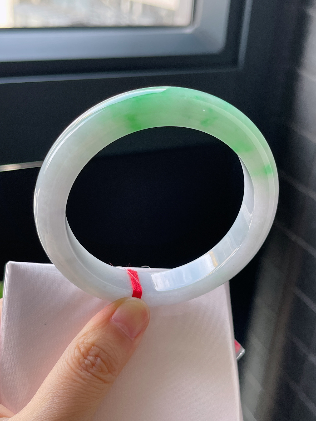 正圈57.9圈口，翡翠冰糯种飘绿手镯