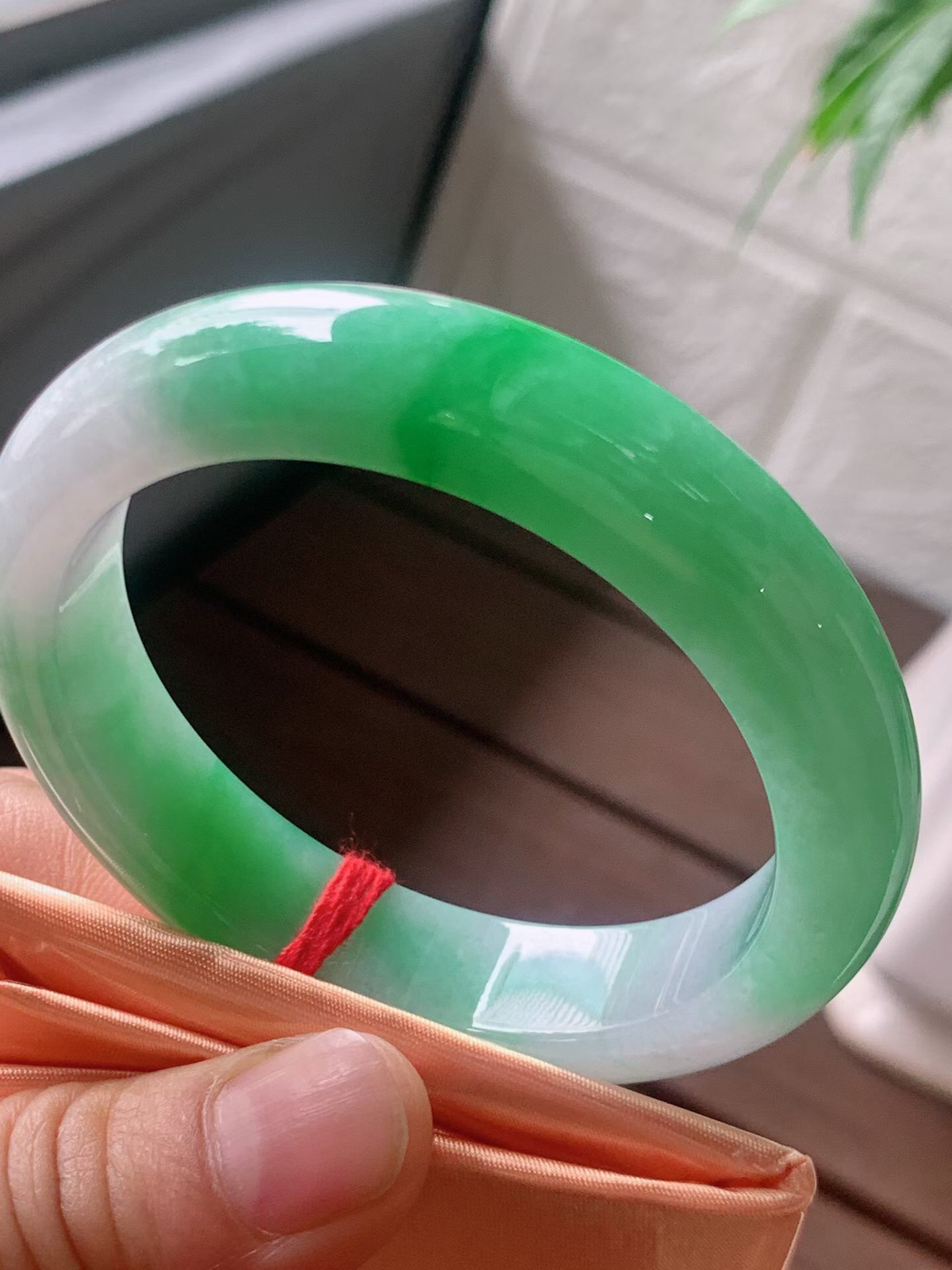 【翡翠名称】老种冰飘阳绿52.8正圈口手镯
【翡翠尺寸】52.8/12.3/8.3mm适合51.8-