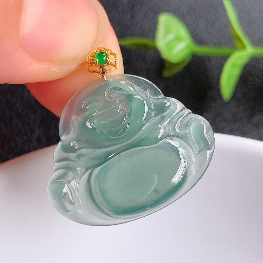 18k金扣蓝冰佛公挂件 玉质细腻  精雕弥勒佛，笑佛福耳垂肩，面相喜庆，开怀大笑，憨态可掬。惟妙惟肖