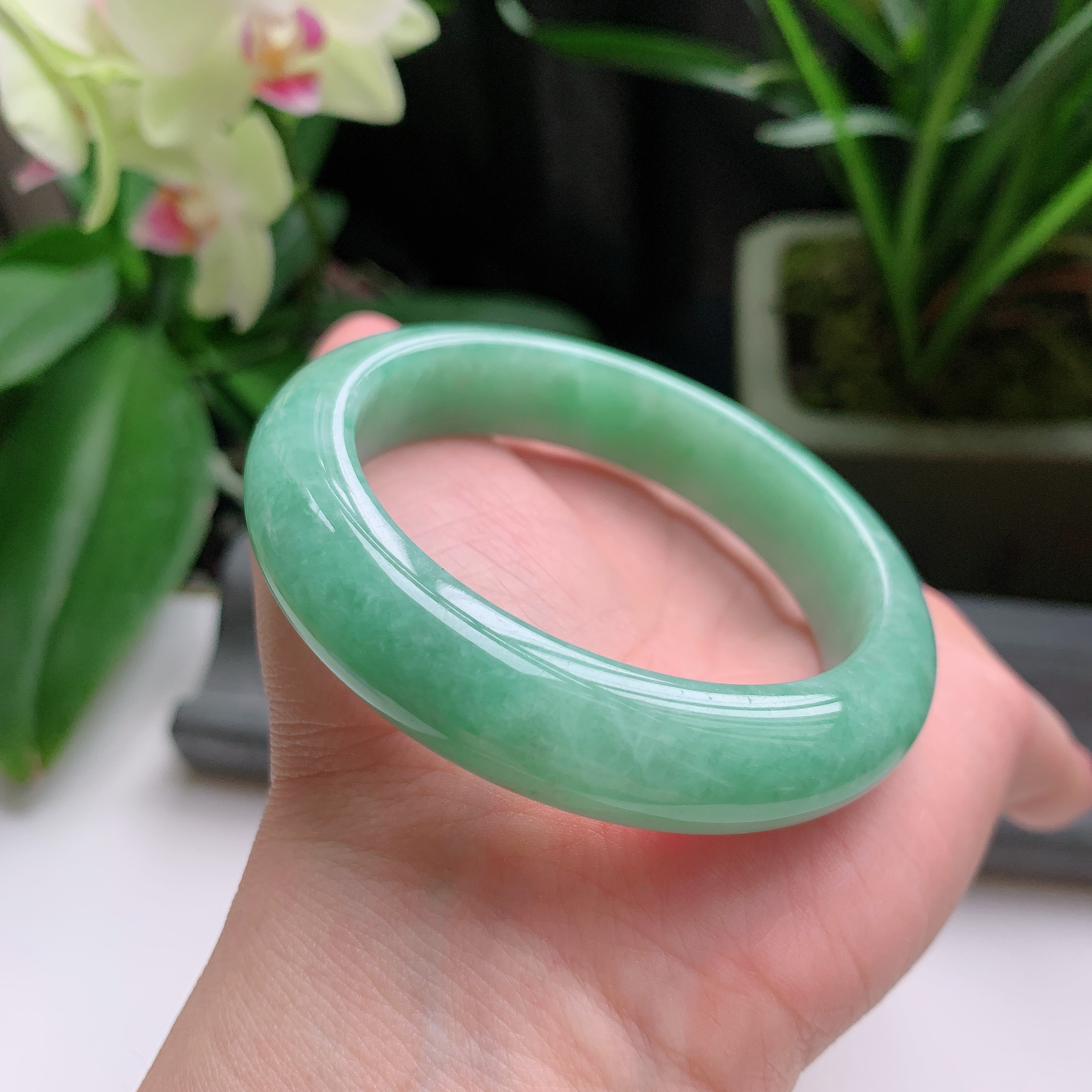 正圈53圈口，天然A货翡翠冰糯种水润满色果绿玉手镯，水润秀丽，飘花灵动，种水十足，视觉甜美可人，恰到好处的美，十分高雅耐看，条形优美，上手优雅大方。62.10