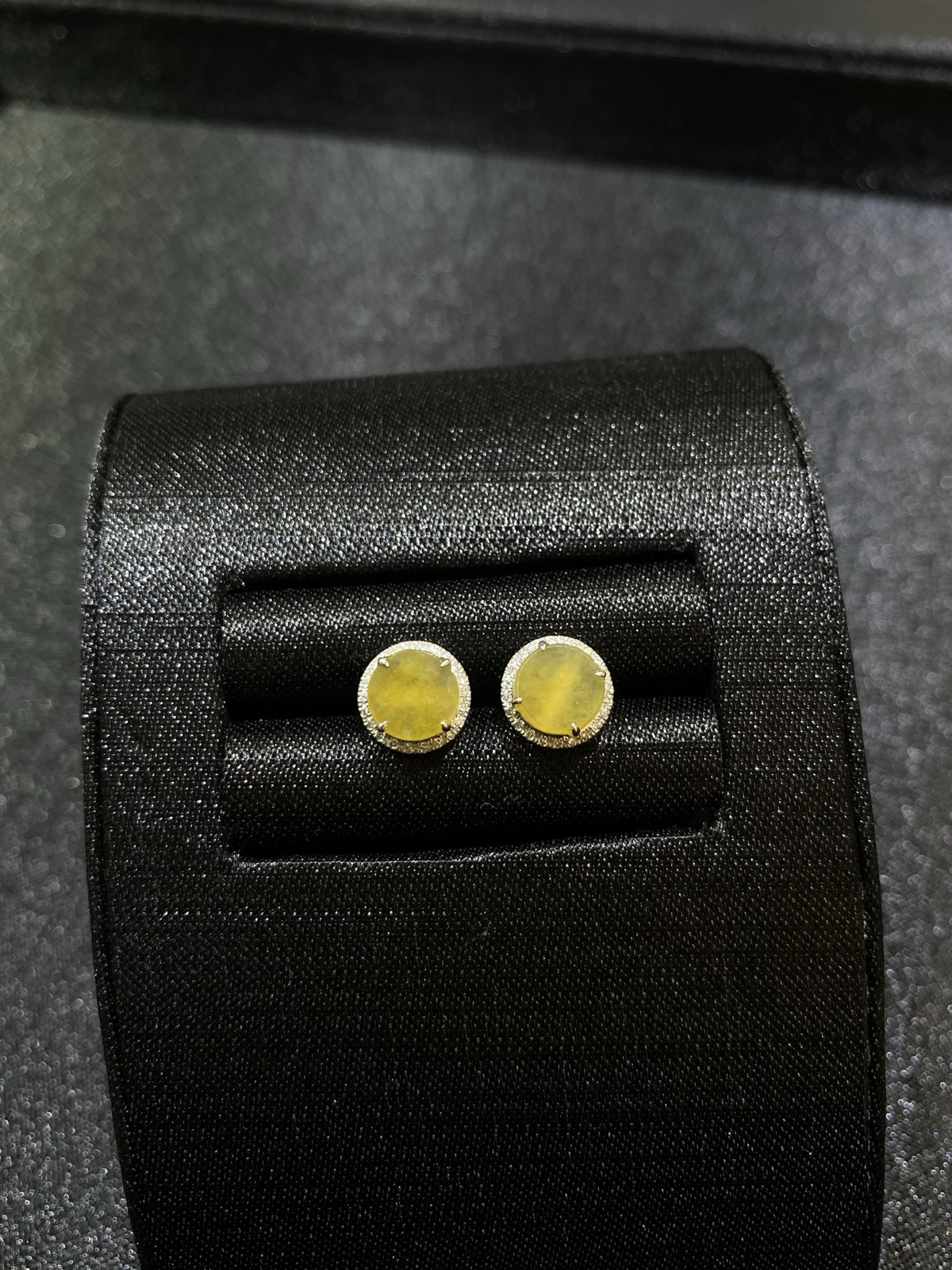 18Ｋ黄翡无事牌耳钉
整体8.6/4
裸石6.5/2.2..