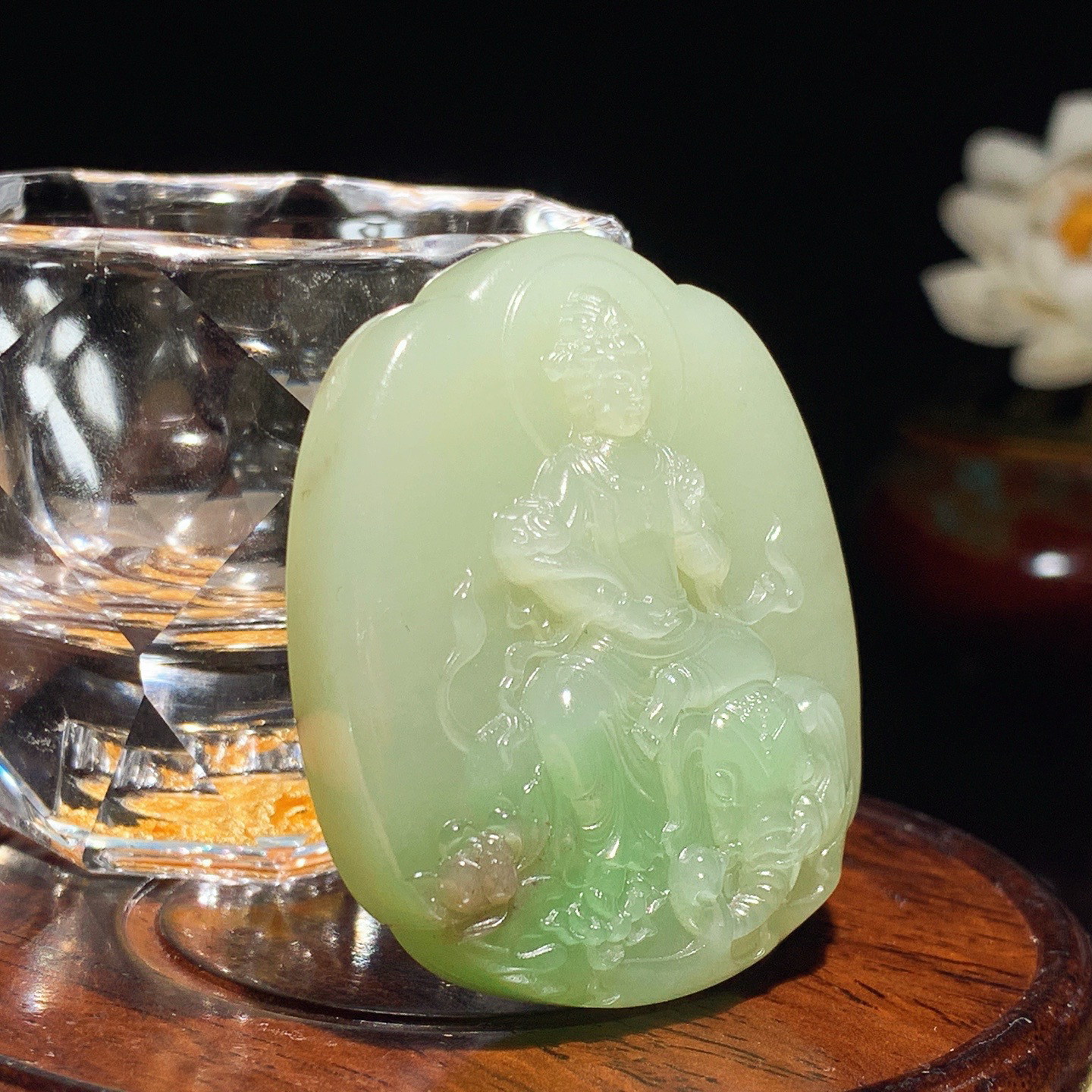 和田玉白玉青海翠翠青普贤菩萨牌子挂件。尺寸50/43/12.5重47克 无裂无杂 玉质细腻油润 底色纯净 脂粉好，品质好。lt251025