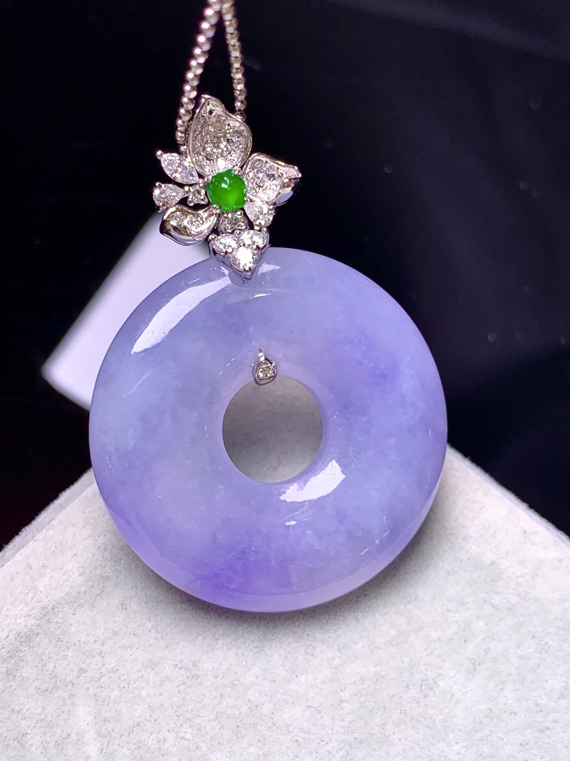 18k金钻镶嵌紫罗兰平安环吊坠 玉质细腻 色泽艳丽清新 水润亮眼 整体尺寸38*27*5.5b1
