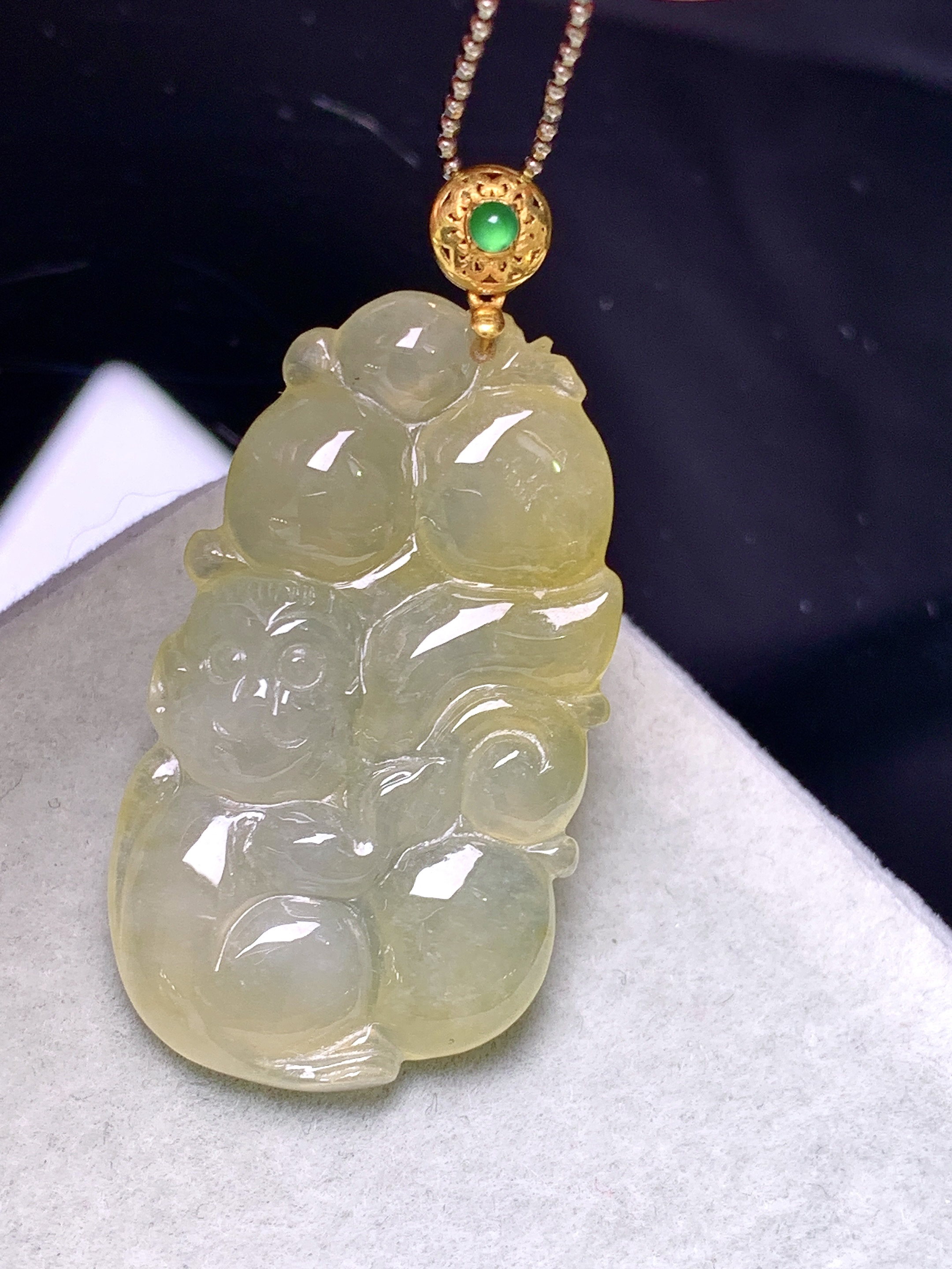 18k金镶嵌冰黄翡灵猴献寿吊坠 玉质细腻 色泽艳丽清新 水润亮眼 整体尺寸40*19.9*4.8h3