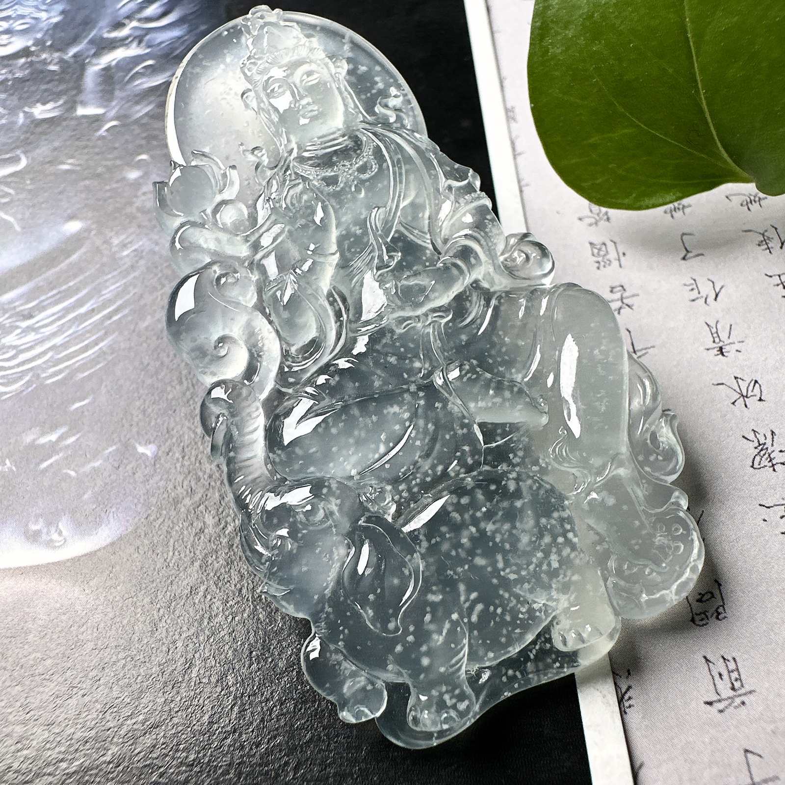 【玻璃种雪花棉普贤菩萨】木那老坑料，种老质地细腻，冰润纯净，光感好。雕工精美，是生肖龙、蛇的守护神